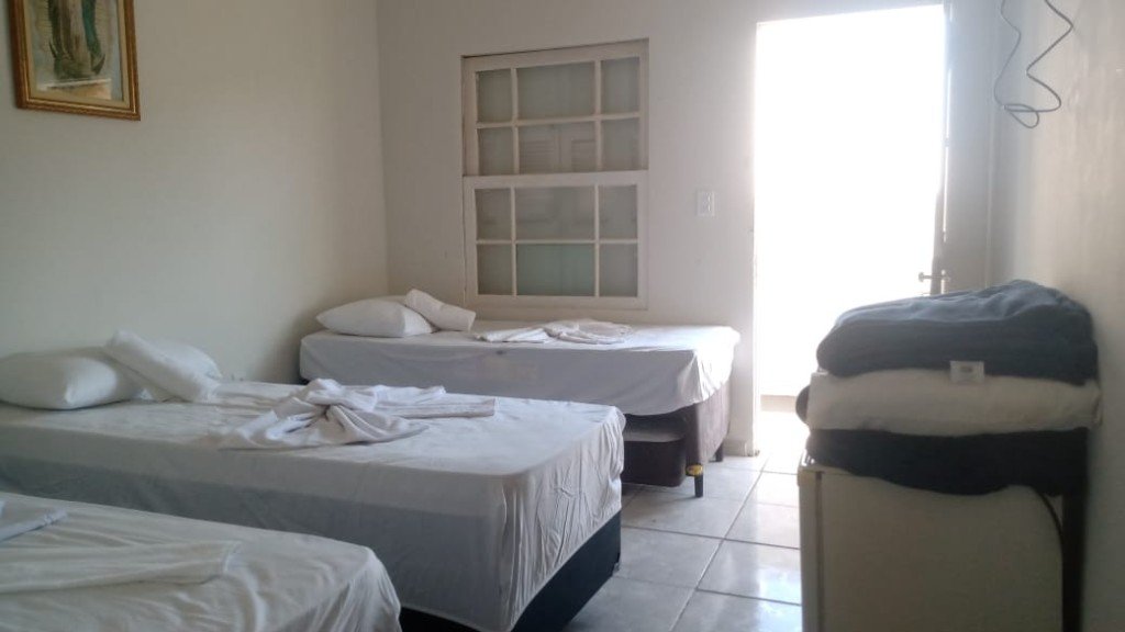 Quarto triplo com acesso à varanda ensolarada