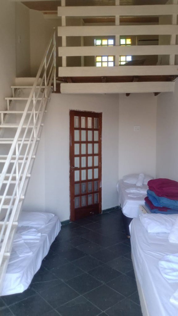 Quarto mezanino com beliches e escada