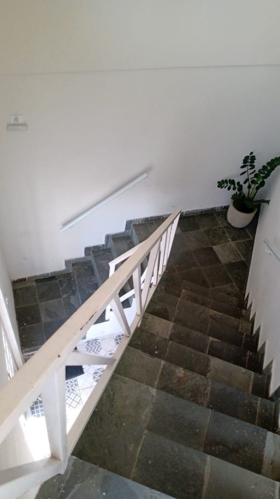 Escada interna com corrimão branco
