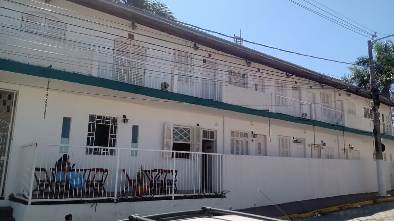 Fachada da pousada com área externa